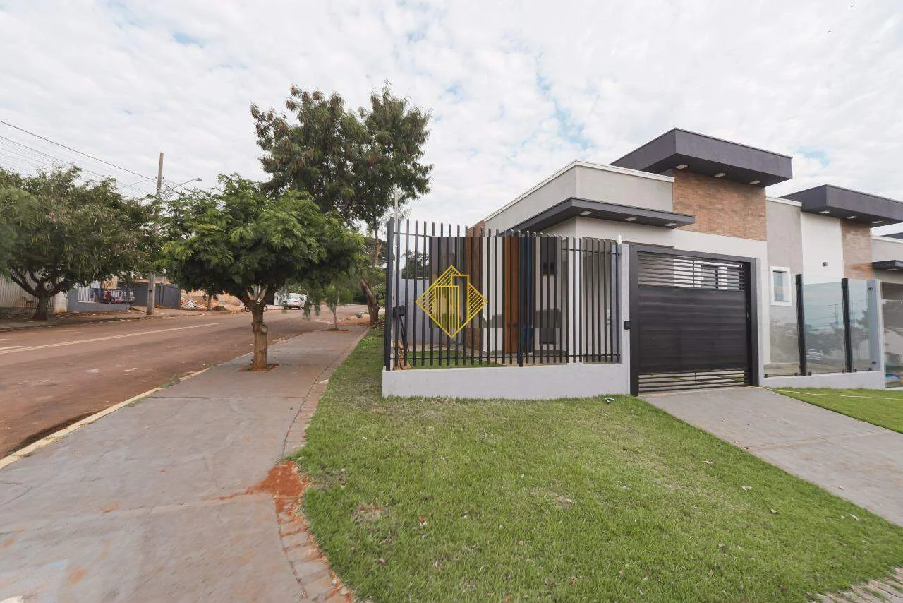 **CASA LOCALIZADA NO JD. SÃO FRANCISCO COM EXCELENTE PADRÃO CONSTRUTIVO**