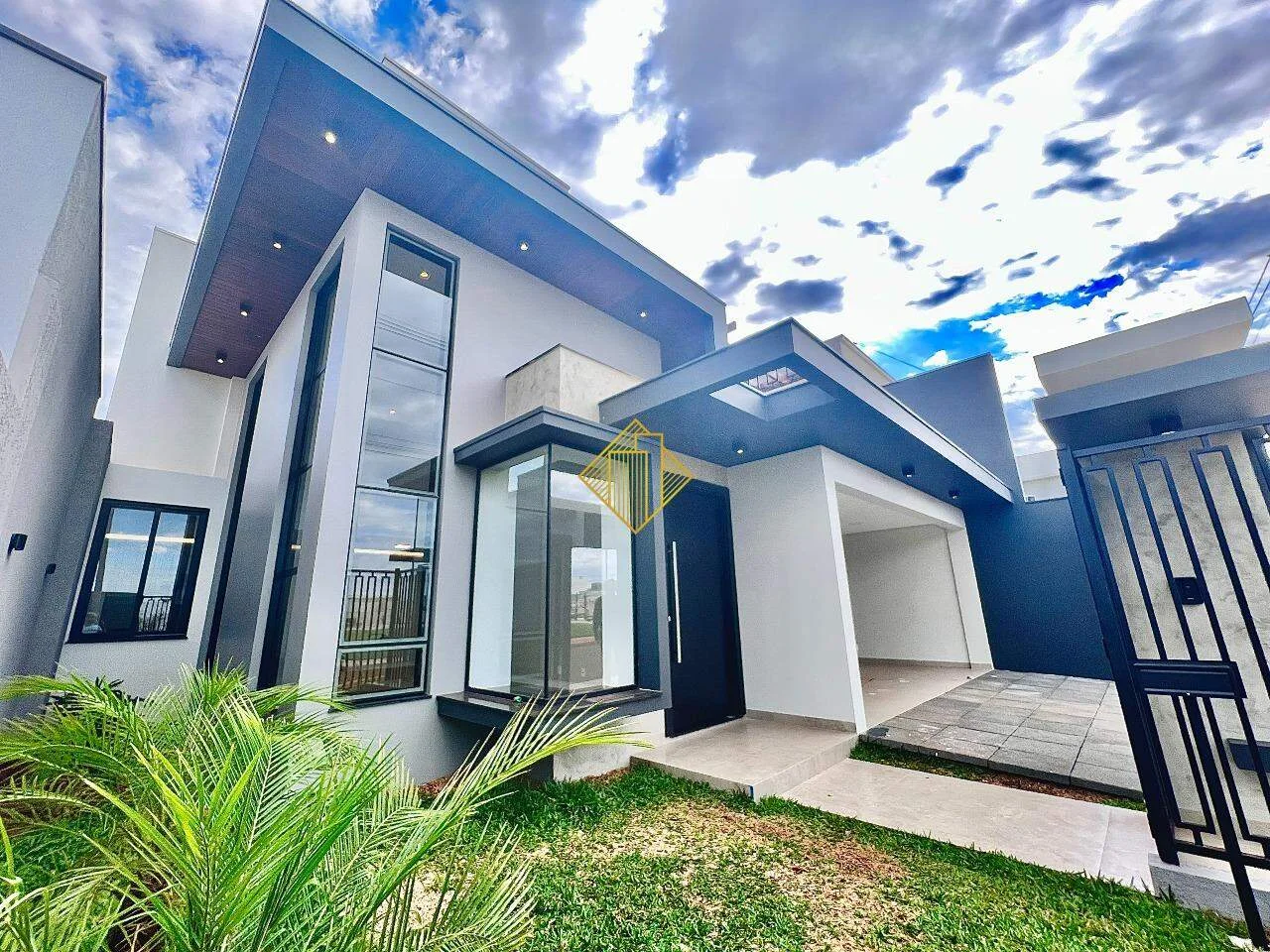 Sobrado à venda, 1 quarto, 2 suítes, com piscina, Jardim Pancera - Toledo/PR