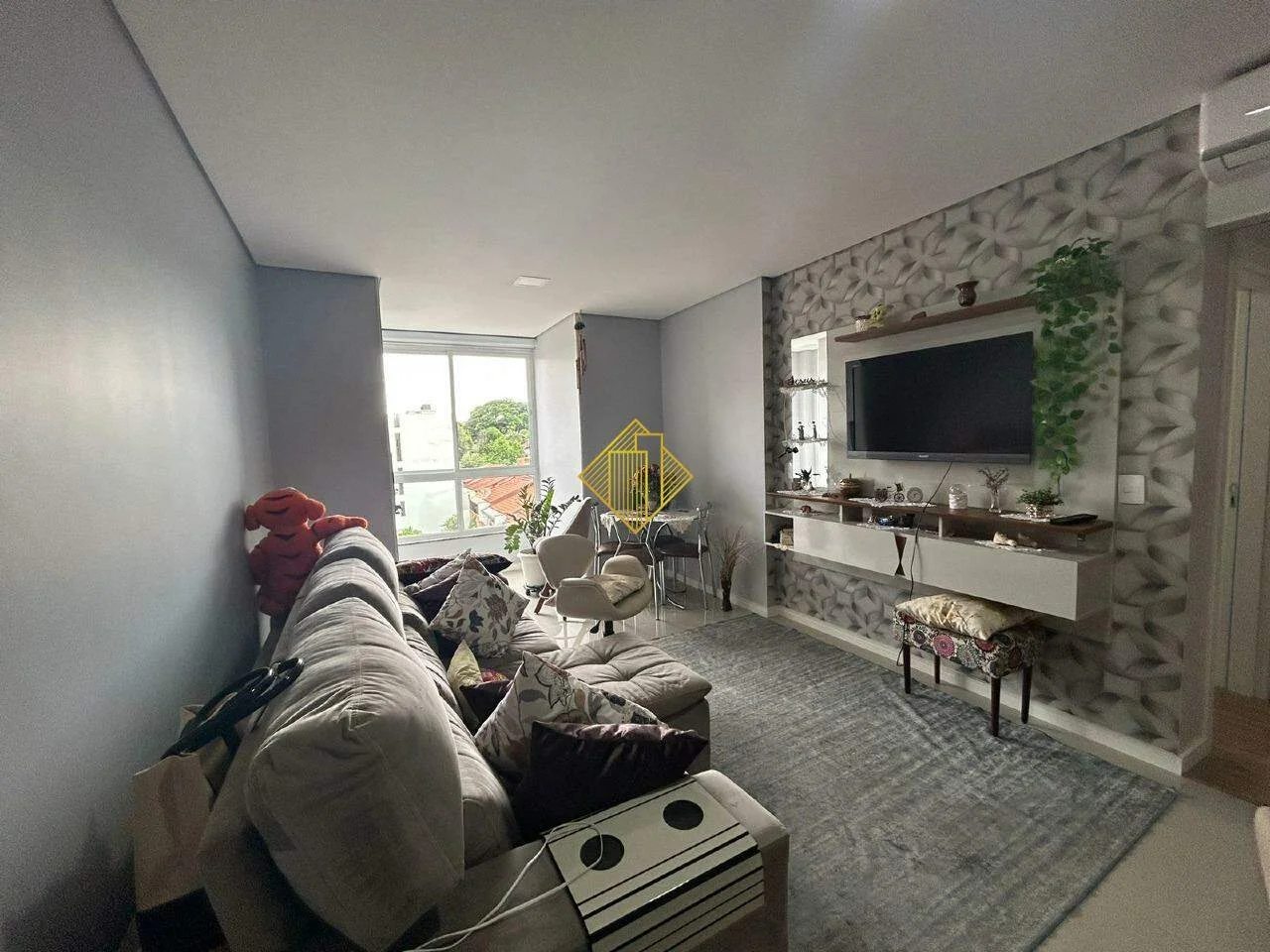 * APARTAMENTO SEMI MOBILIADO COM 01 SUÍTE E 02 QUARTOS NA VILA INDUSTRIAL, TOLEDO - PR *