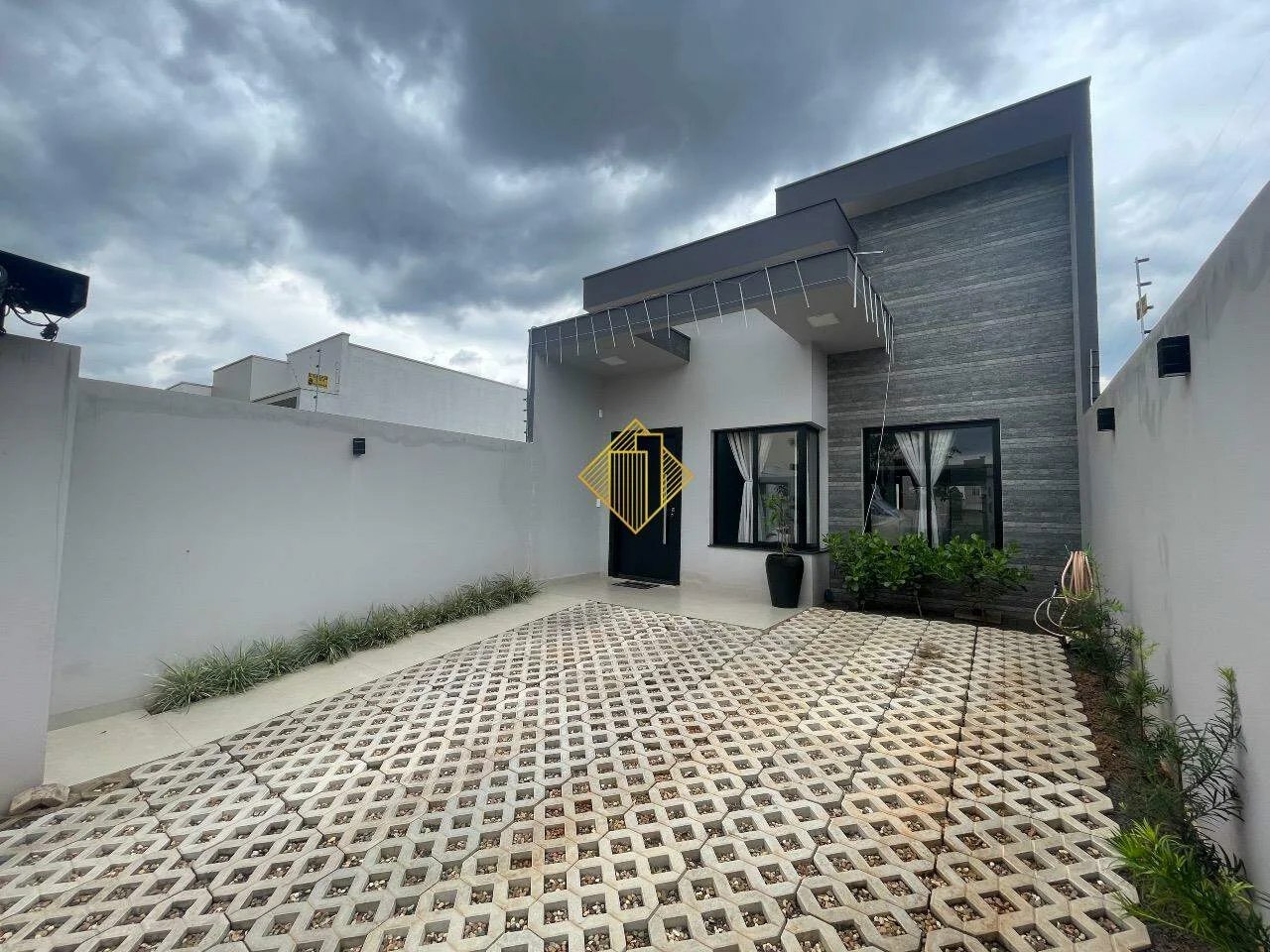 CASA PARA VENDA NA VILA INDUSTRIAL COM 01 SUÍTE + 02 QUARTOS E TERRENO GRANDE POR R$920.000,00
