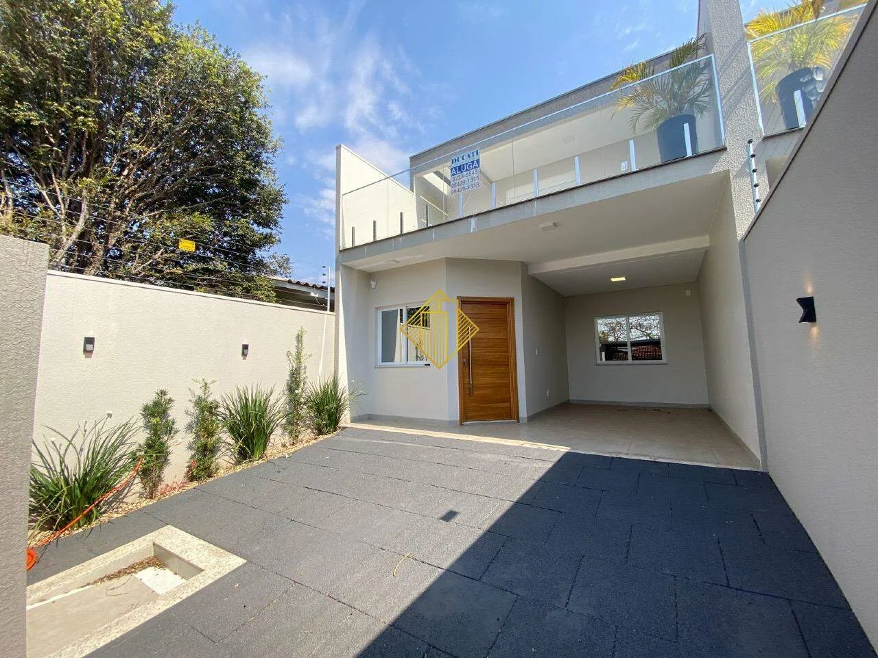 VENDE-SE SOBRADO NOVO NO BAIRRO SANTA CRUZ COM SOBRA DE TERRENO- CASCAVEL/PR