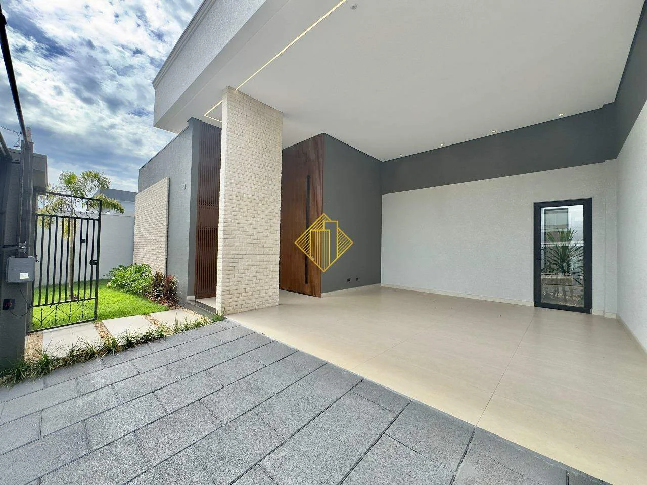 LINDA CASA COM PÉ DIREITO ALTO E 3 SUÍTES - TROPICAL III