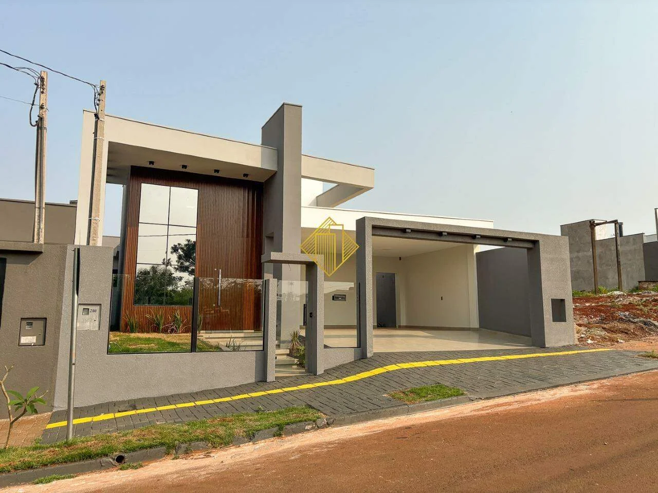 **CASA COM 3 SUÍTES, GARAGEM PARA 4 CARROS E PISCINA PRÓXIMA AO LAGO NOVO - NA VILA INDUSTRIAL - TOLEDO/PR**