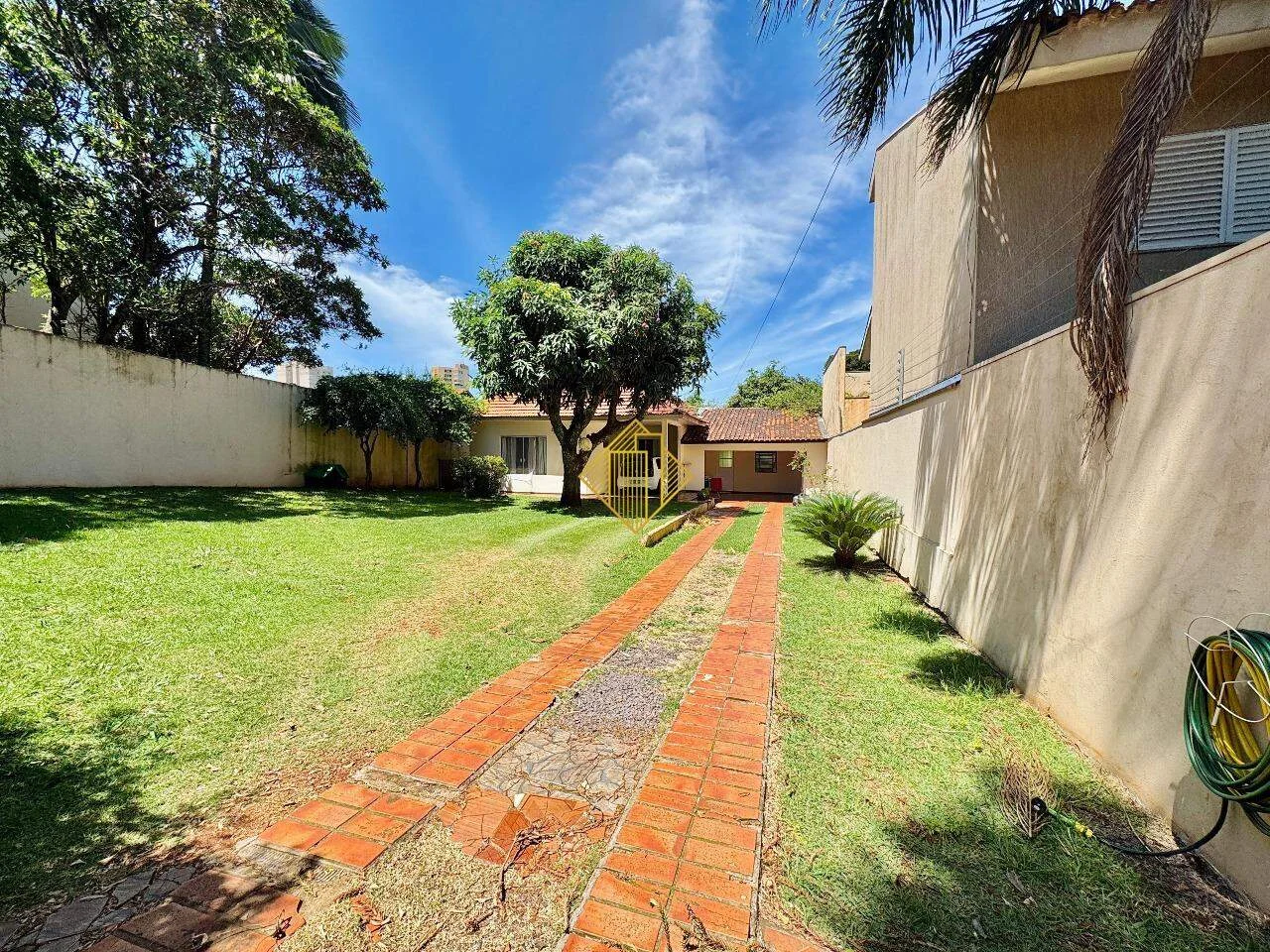 Vende-se terreno no Bairro Country