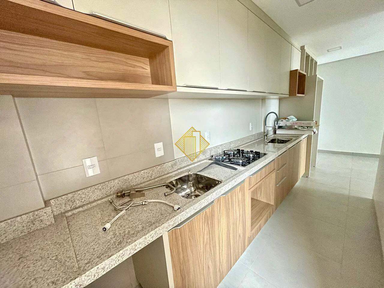 **APARTAMENTO SEMI MOBILIADO COM 1 SUÍTE NO JARDIM LA SALLE EM TOLEDO-PARANÁ**