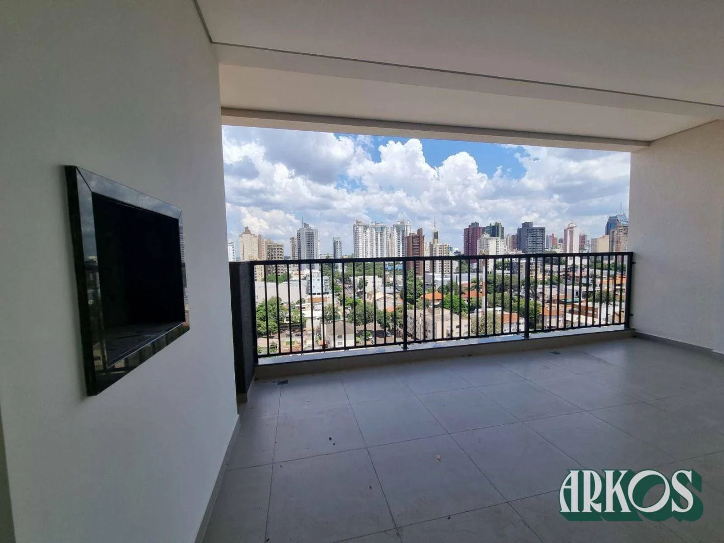 Apê no Bairro Country, edifício Jardins, 3 suítes e 156m² de área privativa.