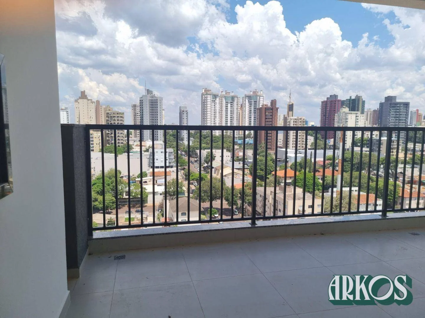 Apê no Bairro Country, edifício Jardins, 3 suítes e 156m² de área privativa.