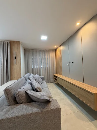 Apartamento semimobiliado, com uma suíte eum quarto,