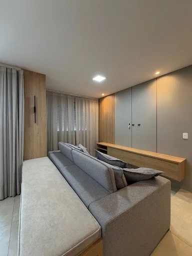 Apartamento semimobiliado, com uma suíte eum quarto,