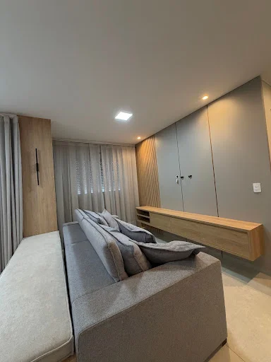 Apartamento semimobiliado, com uma suíte eum quarto,