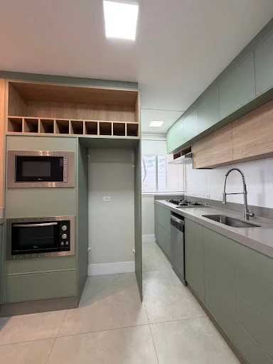 Apartamento semimobiliado, com uma suíte eum quarto,