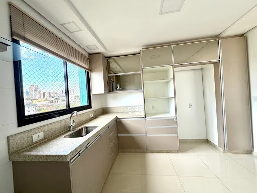Aparamento semimobiliado com 3 suítes, uma delas com closet