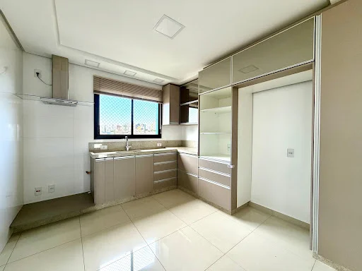 Aparamento semimobiliado com 3 suítes, uma delas com closet