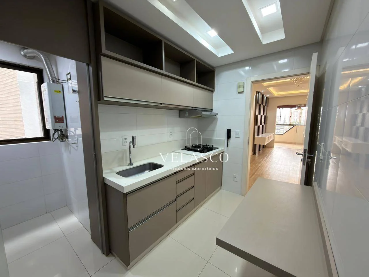 Apartamento com uma suíte e dois quartos, sacada com churrasqueira.