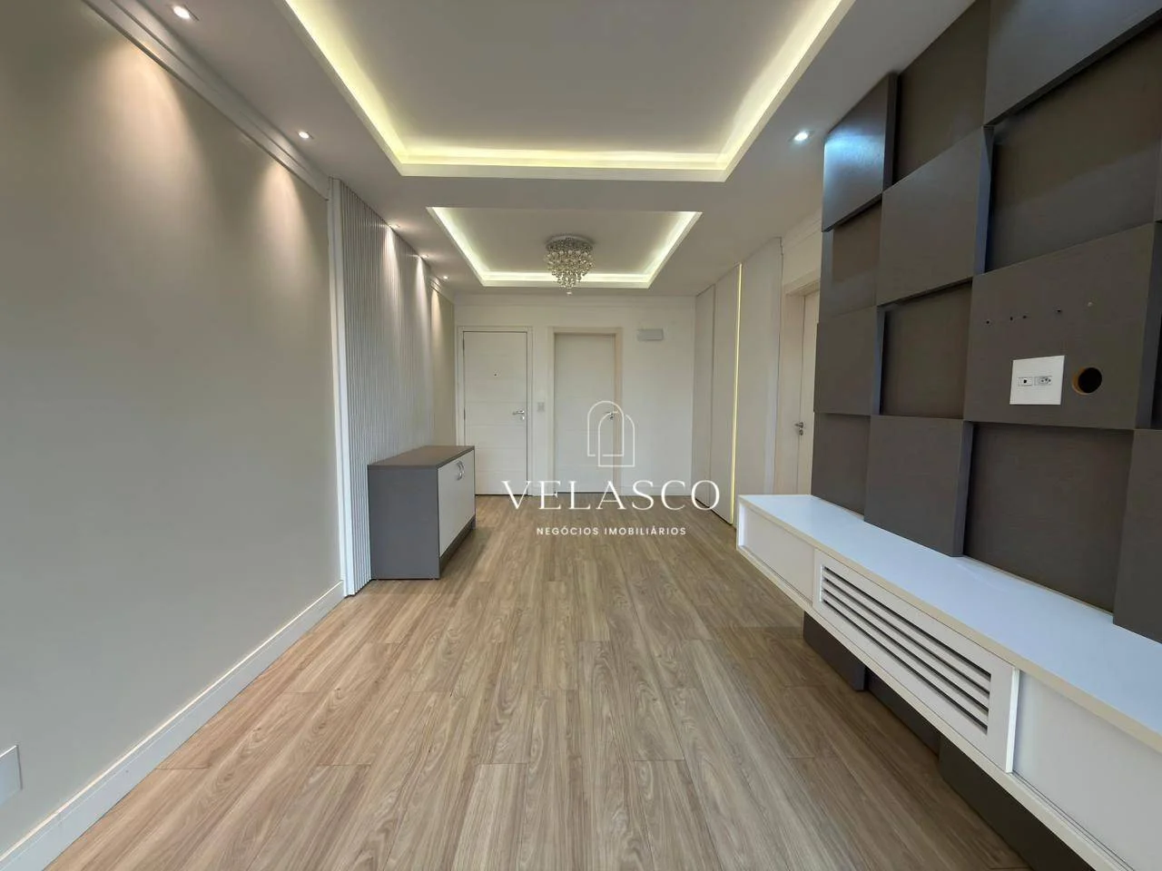Apartamento com uma suíte e dois quartos, sacada com churrasqueira.
