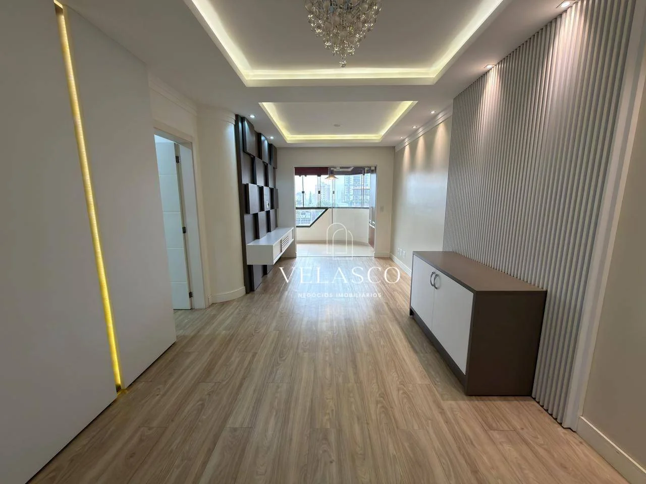 Apartamento com uma suíte e dois quartos, sacada com churrasqueira.