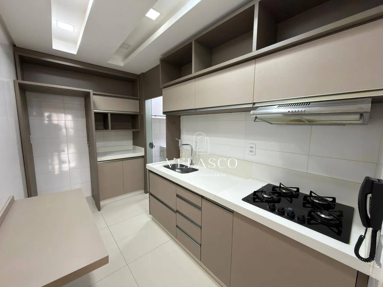 Apartamento com uma suíte e dois quartos, sacada com churrasqueira.
