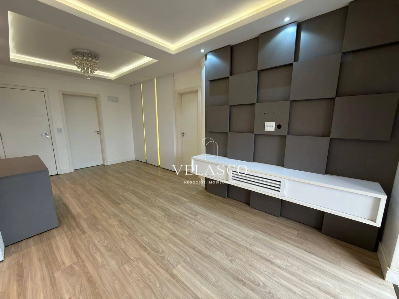 Apartamento com uma suíte e dois quartos, sacada com churrasqueira.
