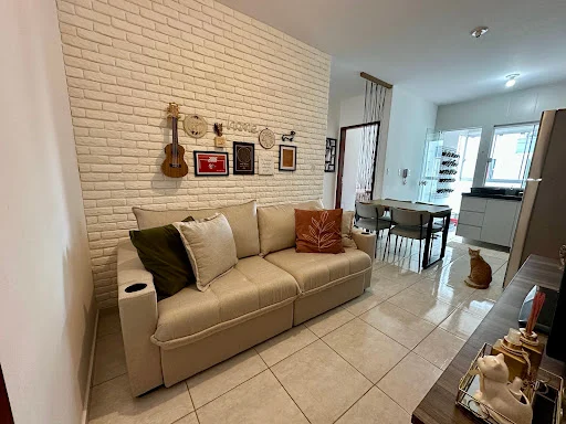 Apartamento semimobiliado no Morumbi, com dois quartos, sacada com churrasqueira.