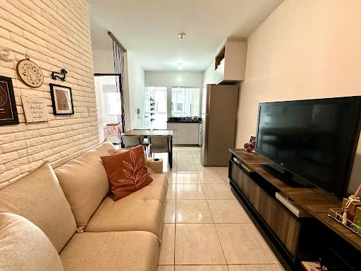 Apartamento semimobiliado no Morumbi, com dois quartos, sacada com churrasqueira.