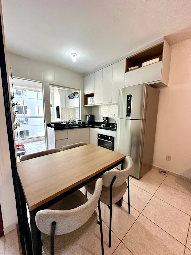 Apartamento semimobiliado no Morumbi, com dois quartos, sacada com churrasqueira.
