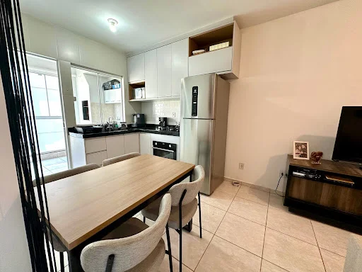Apartamento semimobiliado no Morumbi, com dois quartos, sacada com churrasqueira.