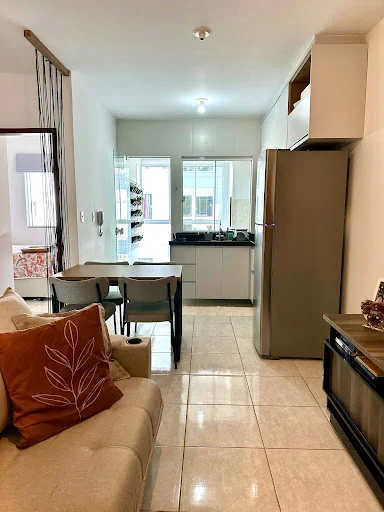 Apartamento semimobiliado no Morumbi, com dois quartos, sacada com churrasqueira.