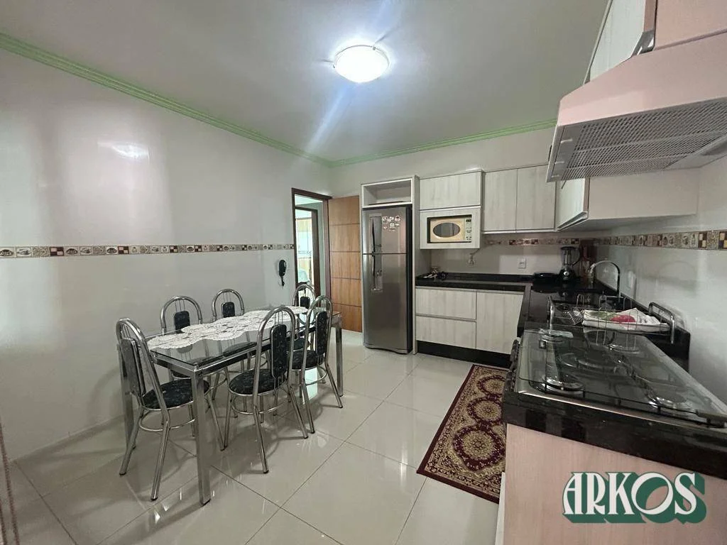 Casa térrea de esquina em condomínio, 361,19m² de terreno.