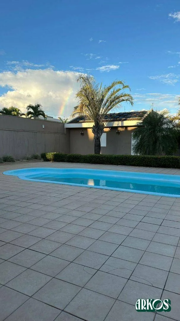 Casa térrea na melhor localização do bairro Neva, com 712m² de terreno.