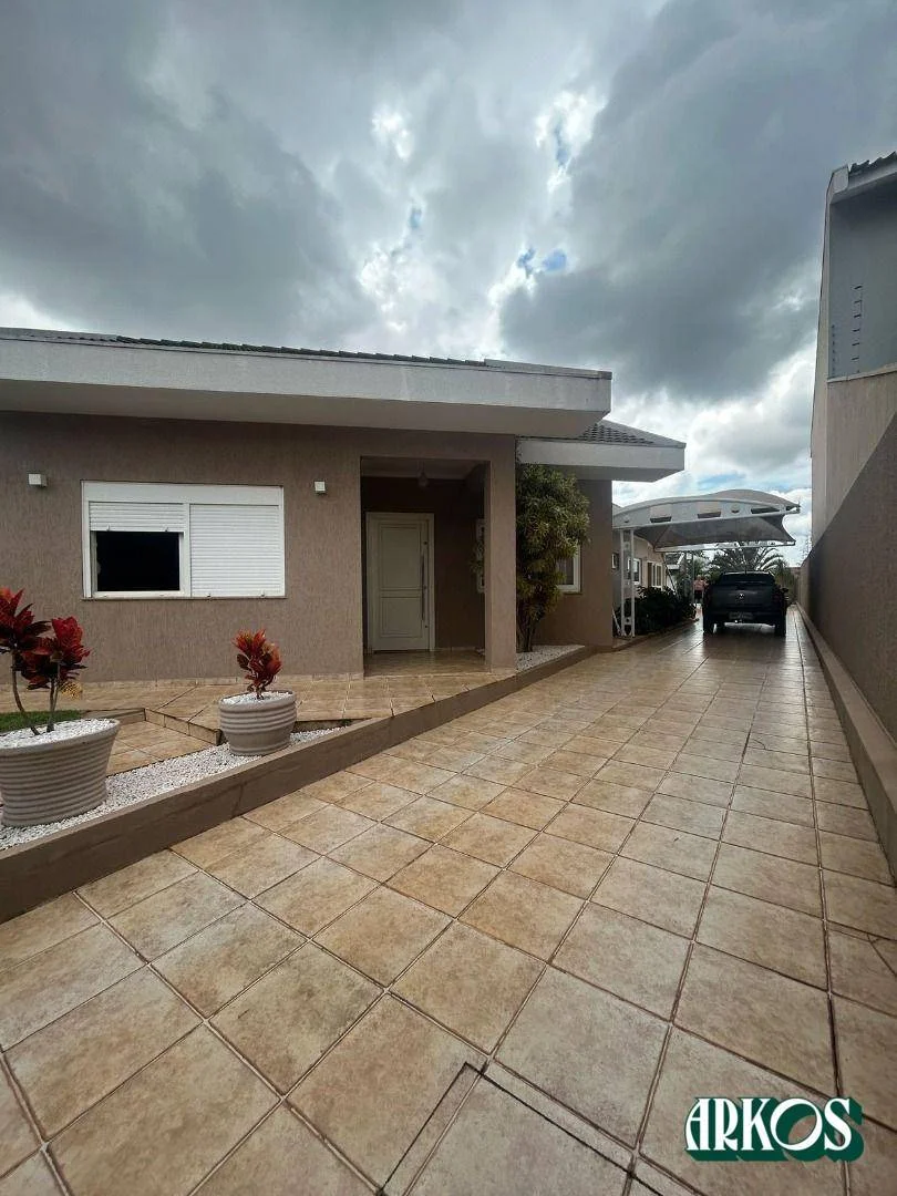 Casa térrea na melhor localização do bairro Neva, com 712m² de terreno.