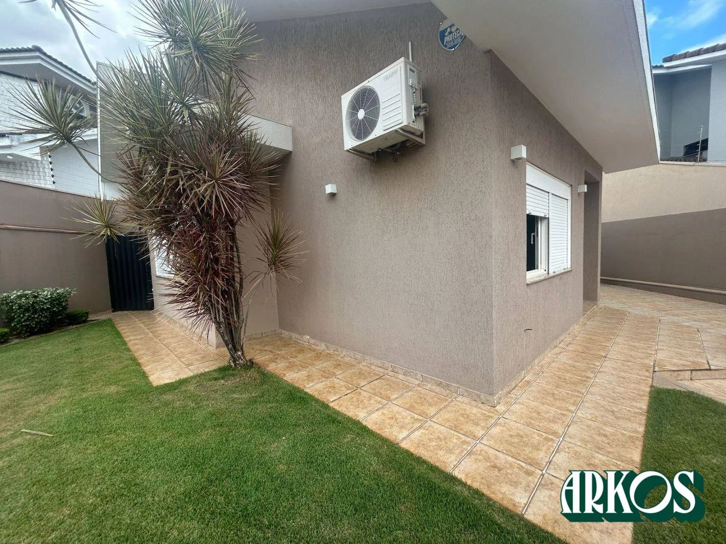 Casa térrea na melhor localização do bairro Neva, com 712m² de terreno.