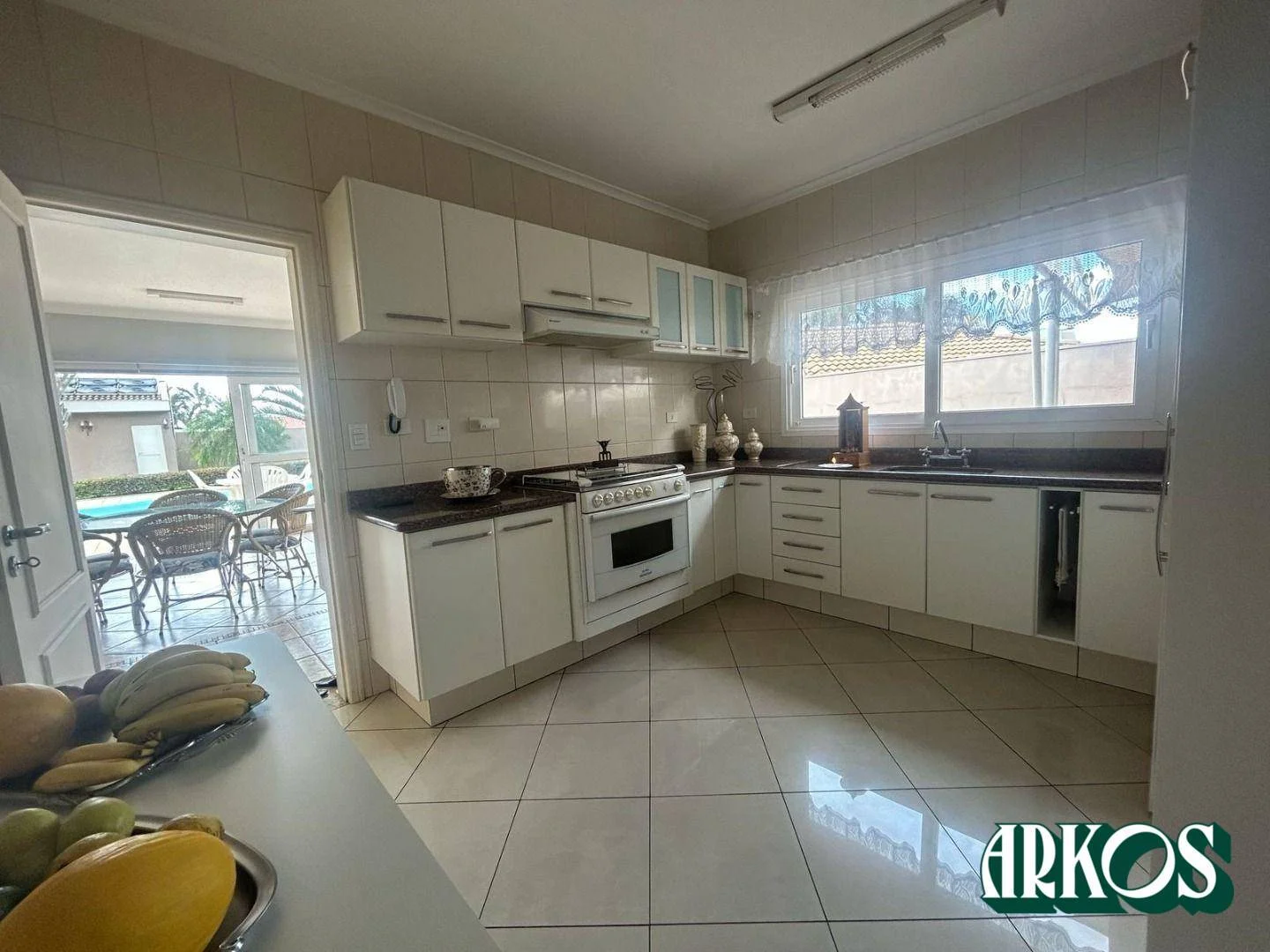 Casa térrea na melhor localização do bairro Neva, com 712m² de terreno.