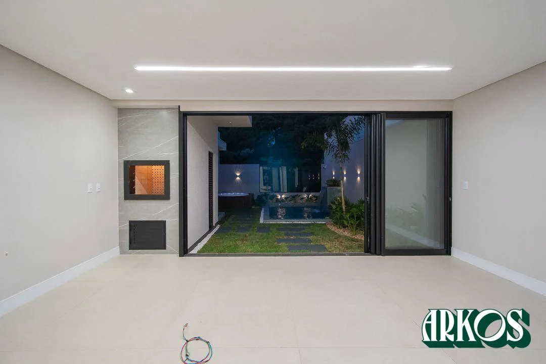 Casa com 3 suítes à venda, na melhor localização do bairro Tropical, fundos para reserva, por R$ 1.997.000 - Cascavel/PR