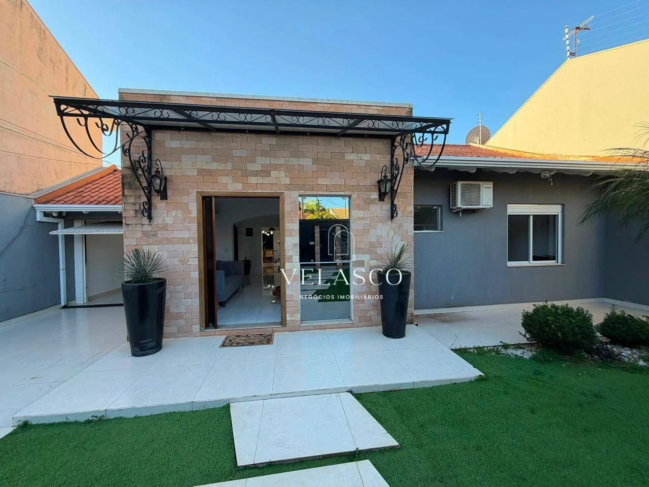 Casa com 3 suítes à venda em terreno de 708 m² por R$ 1.490.000 - Tropical - Cascavel/PR
