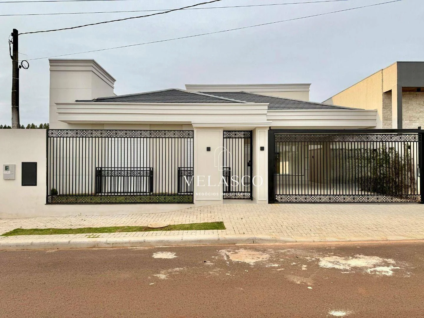 Casa com 3 suítes no Tropical, sala e cozinha intergradas e piscina