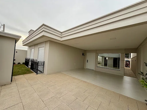 Casa com 3 suítes no Tropical, sala e cozinha intergradas e piscina