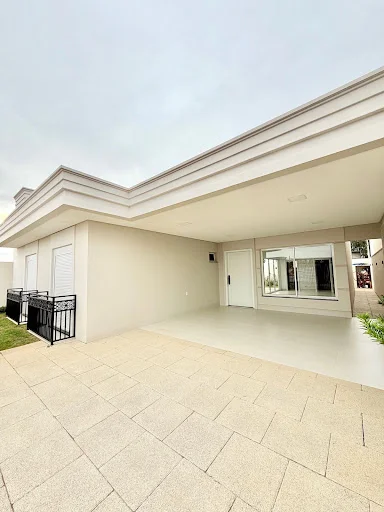 Casa com 3 suítes no Tropical, sala e cozinha intergradas e piscina