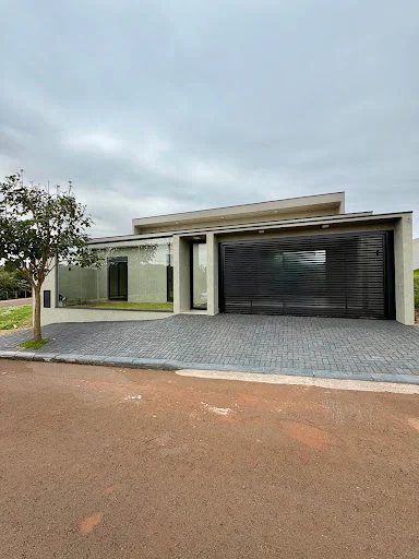 Casa disponível para venda no Paraóiso Tropical, com uma suíte e dois quartos, com piscina