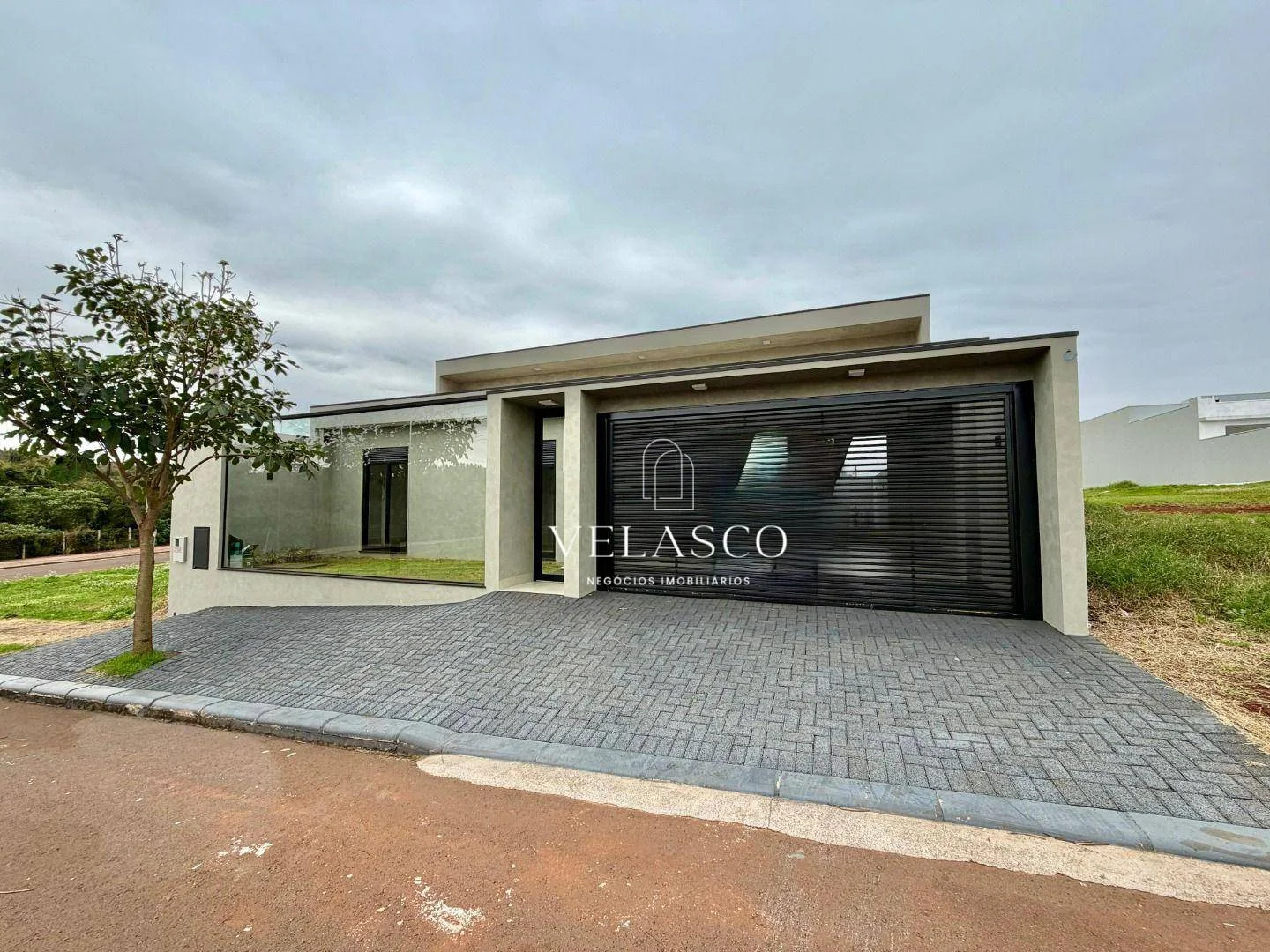 Casa disponível para venda no Paraóiso Tropical, com uma suíte e dois quartos, com piscina