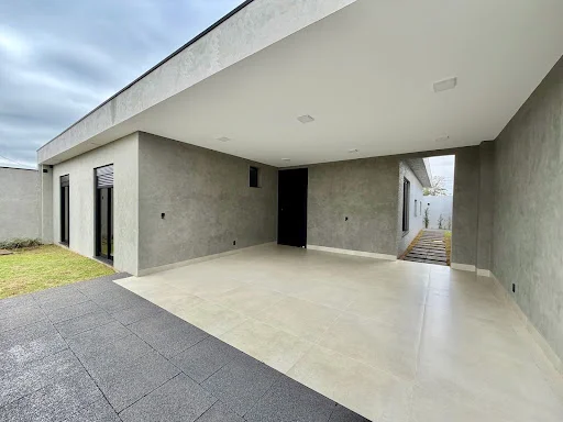 Casa disponível para venda no Paraóiso Tropical, com uma suíte e dois quartos, com piscina