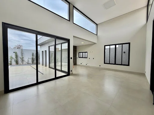 Casa disponível para venda no Paraóiso Tropical, com uma suíte e dois quartos, com piscina