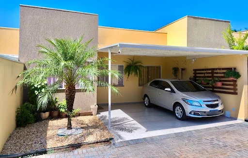 Casa em condomínio, com uma suíte e dois qaurtos.