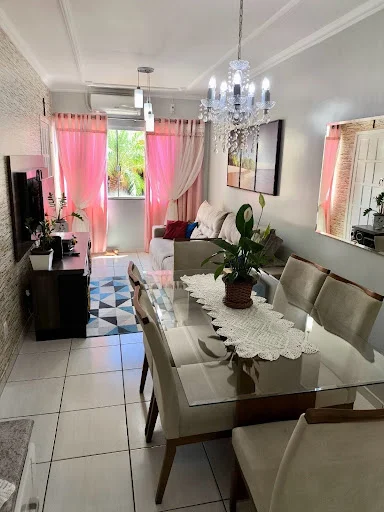 Casa em condomínio, com uma suíte e dois qaurtos.