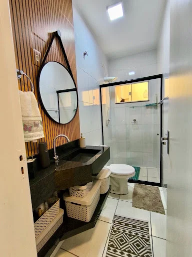 Casa em condomínio, com uma suíte e dois qaurtos.