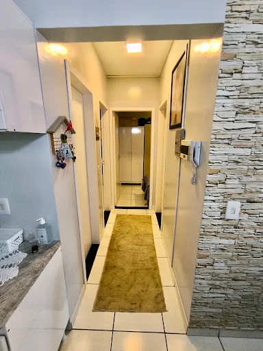 Casa em condomínio, com uma suíte e dois qaurtos.