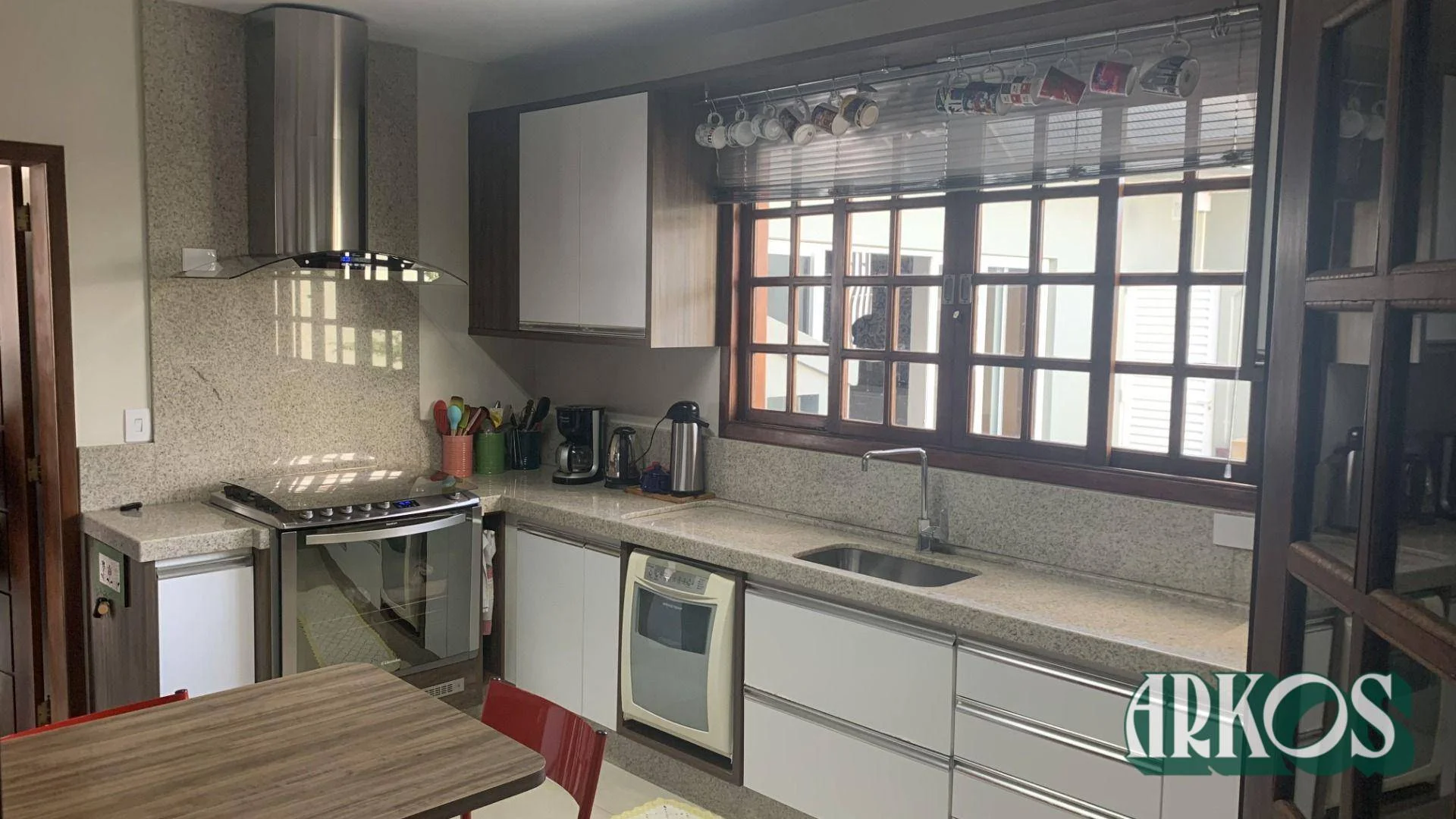Lindo sobrado no Coração do bairro Recanto Tropical.  253,19m² de área construída.