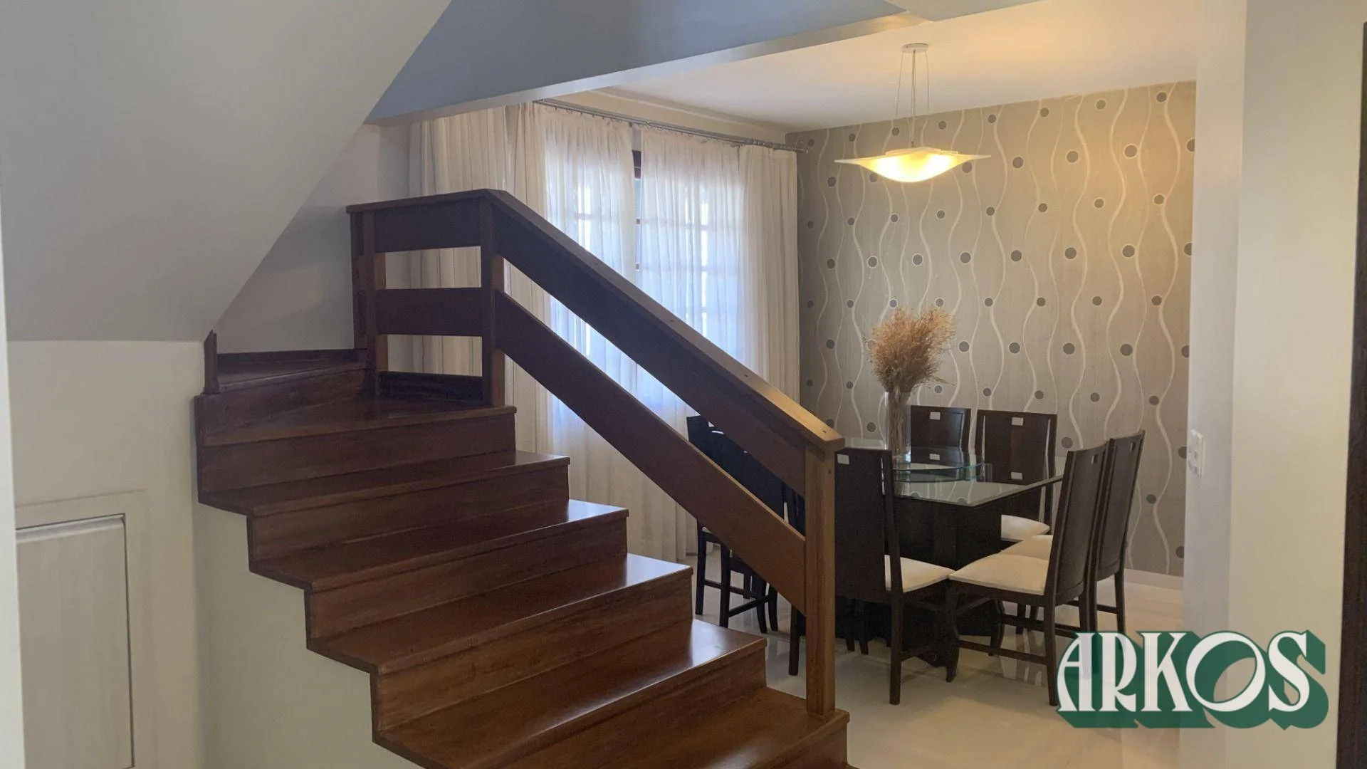 Lindo sobrado no Coração do bairro Recanto Tropical.  253,19m² de área construída.