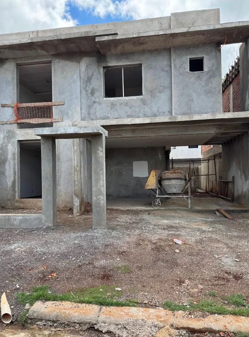 Sobrado em construção com 3 suítes + 1 quarto e piscina à venda, 244 m² por R$ 1.700.000 - Tropical III - Cascavel/PR