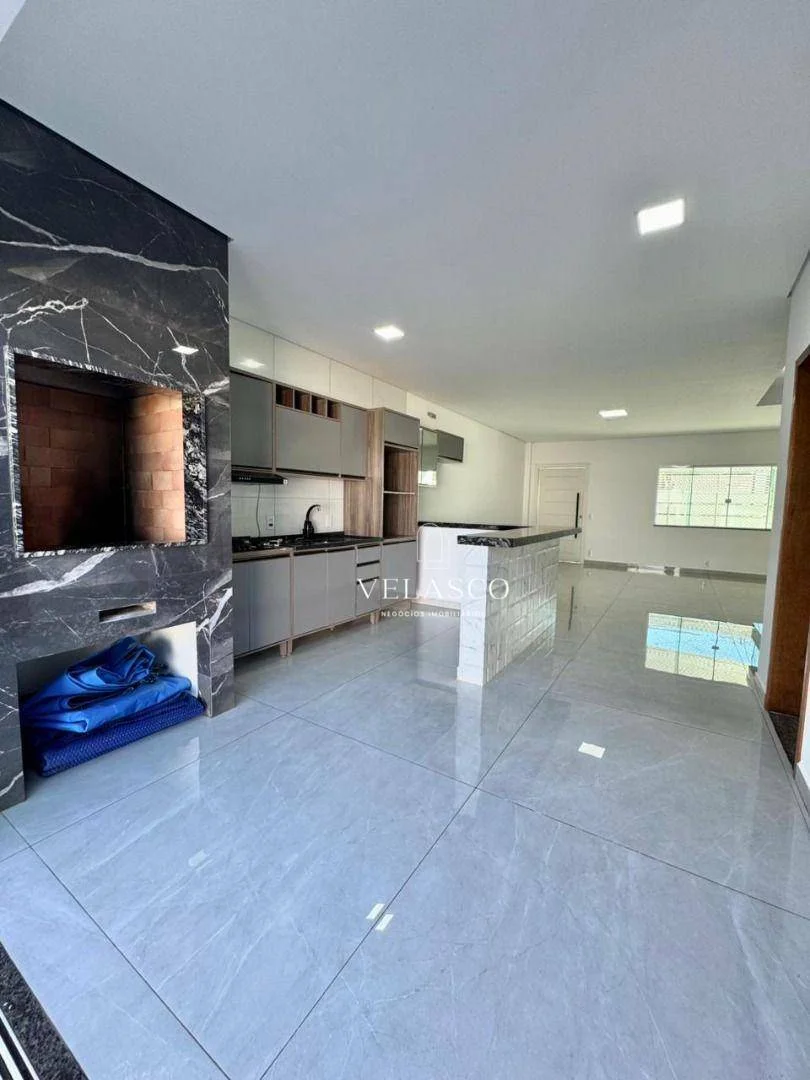 Sobrado com 3 dormitórios à venda, 170 m² por R$ 720.000 - Universitário - Cascavel/PR