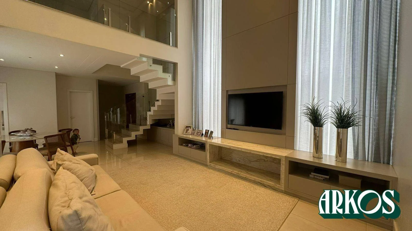 Sobrado finamente mobiliado em Terreno Inteiro no Pioneiros Catarinenses com 320m²